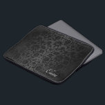 Blumenschwarz-Damasdesign Laptopschutzhülle<br><div class="desc">Laptop Sleeve. Mit einem floralen schwarzen Damaskus Design für Sie bereit, um Ihre Wünsche anzupassen. HINWEIS: ÄNDERN SIE NUR DIE VORLAGEBEREICHE, DIE BENÖTIGT WERDEN! 😀 Sie können den Text bei Bedarf entfernen und neu hinzufügen, was immer Sie möchten und welchen Schriftart Sie möchten. 📌 Wenn Sie weitere Anpassungen benötigen, klicken...</div>