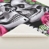 Blumenskelette in einem gotischen Garten küssen Sherpadecke (3/4)