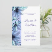 Blumenstaubblauer violetter Hochzeitsinvestit Einladung (Stehend Vorderseite)