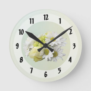 Blumenstrauß in Weiß- und Gelbtönen Runde Wanduhr
