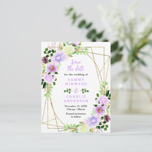 Blumenviolett-Hochzeit spart das Datum Postkarte (Stehend Vorderseite)