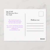 Blumenviolett-Hochzeit spart das Datum Postkarte (Rückseite)