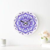 Blumenviolette Mandala. Große Wanduhr (Zuhause)