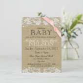 Blumenweiße Spitzen und Bow Babydusche Einladung (Stehend Vorderseite)