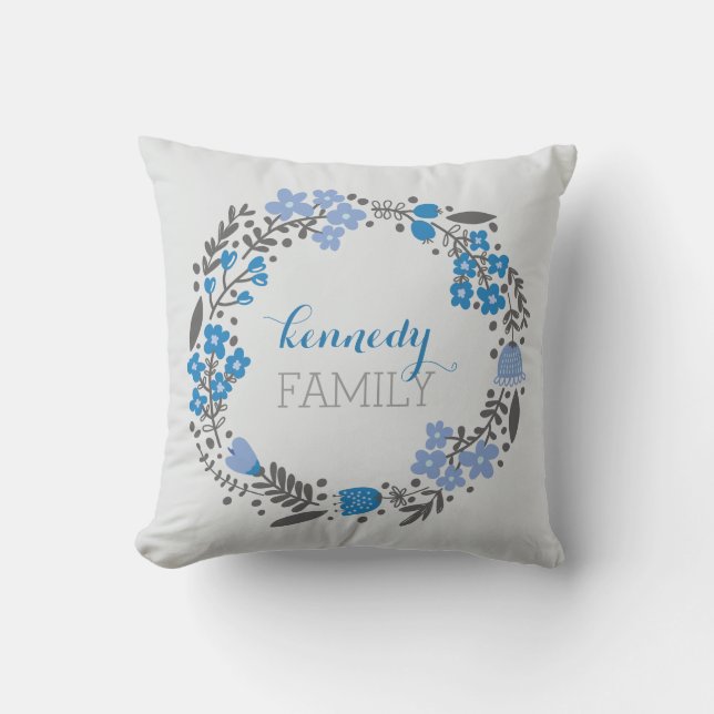 Blumenwreath-personalisiertes Monogramm-blaues Kissen (Vorderseite)