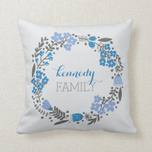 Blumenwreath-personalisiertes Monogramm-blaues Kissen