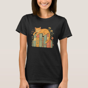 Blumige orange Katze schlafend auf Büchern T-Shirt