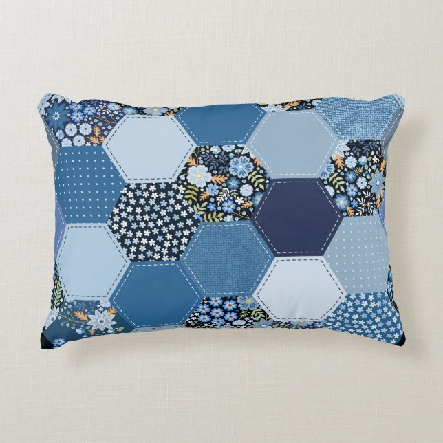 Blumiges, Denim-Patchwork: blaues Muster. Dekokissen (Vorderseite)