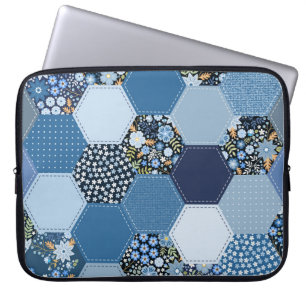 Blumiges, Denim-Patchwork: blaues Muster. Laptopschutzhülle