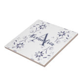 Blumiges personalisiertes Monogramm Name in Blau Fliese (Seite)