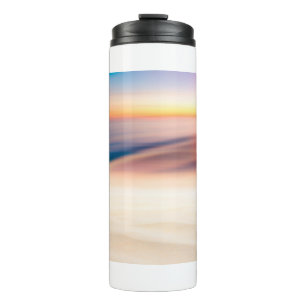 Blur tropischer Sonnenuntergang Strand mit sehr vi Thermosbecher