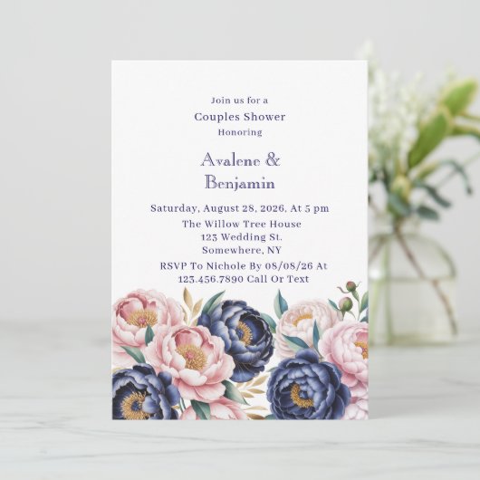 Blush and Navy Blue Peony Couples Dusche Einladung (Stehend Vorderseite)