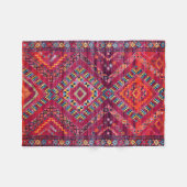 Blush Bazaar: Rosa marokkanisches Erbe Elegante Fleecedecke (Vorderseite (Horizontal))