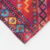 Blush Bazaar: Rosa marokkanisches Erbe Elegante Fleecedecke (Ecke)