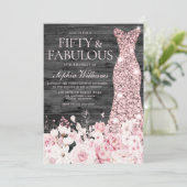 Blush Blumenkleid Rustikale Holzkohle 50. Geburtst Einladung (Stehend Vorderseite)