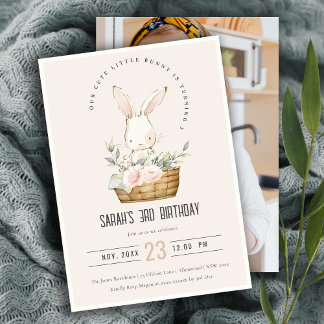Blush Bunny im Blumenkorb Kinder Foto Geburtstag Einladung
