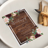 Blush & Burgund Rote Blume Rustikale Holzhochzeit Einladung