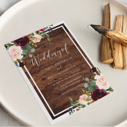 Blush & Burgund Rote Blume Rustikale Holzhochzeit Einladung