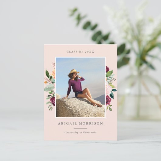 Blush Burgundy Bloral Foto Graduation Party Einladungspostkarte (Stehend Vorderseite)