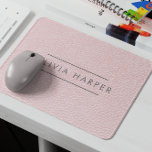 Blush Chic | Minimaler Lederschau Mousepad<br><div class="desc">Elegantes und minimales Mauspad oder feminine Geschäfte, Geschäfte oder andere Geschäfte bieten eine rot-rosa Ledertextur mit raffinierter Typografie in trendiger Kupferfarbe. Ein raffiniertes und stilvolles Accessoire, das Ihrem Arbeitsbereich eine Touch Eleganz verleiht. Bitte beachten Sie: Leder ist ein Druckeffekt. Überraschen Sie mit diesem personalisierten und stilvollen Mauspad jemanden ganz Besonderes....</div>