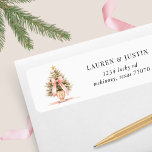 Blush Christmas Tree Bow Return Address Label<br><div class="desc">Blush Weihnachtsbaum mit Bogen für schöne Rücksendetikett. Einfache Anpassung mit Ihren eigenen Informationen in einem Serif-Schriftart. Wählen Sie zwischen zwei Hintergründen Ihrer Wahl oder wählen Sie eine andere gewollt Farbe aus.</div>
