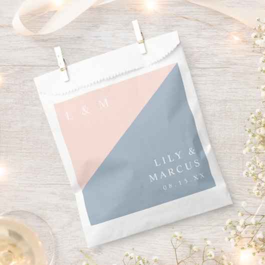 Blush Dusty Blue Minimalistisch Monogram Wedding Geschenktütchen (Ausgeschnitten)