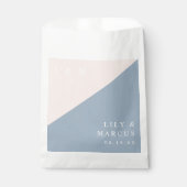 Blush Dusty Blue Minimalistisch Monogram Wedding Geschenktütchen (Vorderseite)