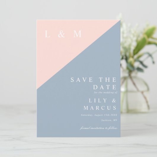 Blush Dusty Blue Minimalistisch Monogram Wedding Save The Date (Stehend Vorderseite)