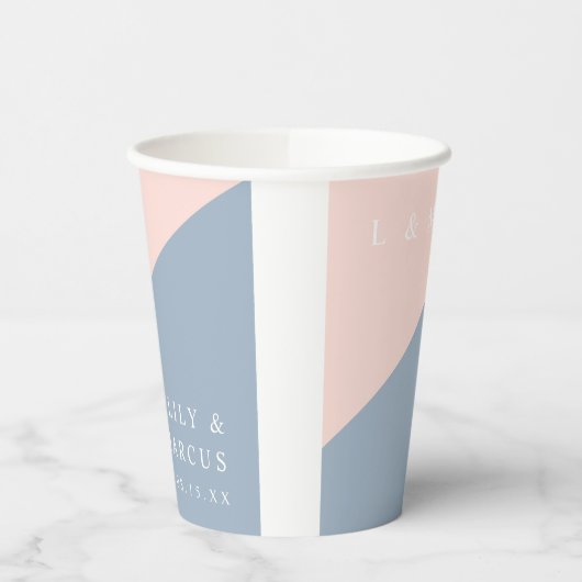 Blush Dusty Blue Moderne elegante Monogram Wedding Pappbecher (Links)