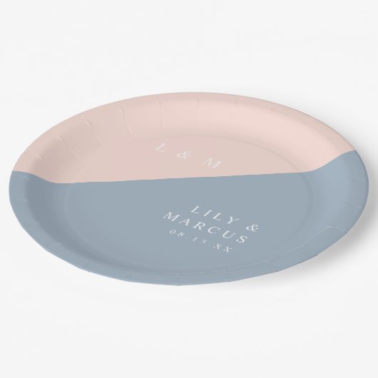 Blush Dusty Blue Moderne elegante Monogram Wedding Pappteller (Schrägansicht)