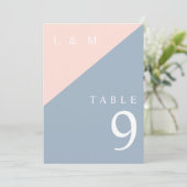Blush Dusty Blue Monogram Wedding Tischnummer (Stehend Vorderseite)