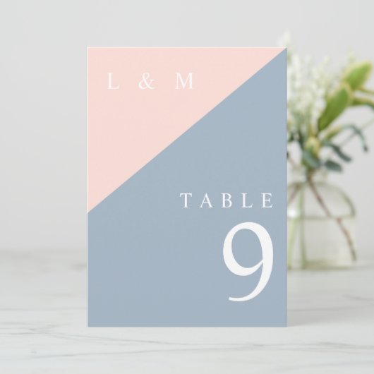 Blush Dusty Blue Monogram Wedding Tischnummer (Stehend Vorderseite)
