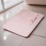 Blush Dusty Pink Modern Script Girl Monogram Name Badematte<br><div class="desc">Blush Dusty Pink einfache Script Monogram Name Bath Mats. Das macht den perfekten Abschluss,  Geburtstag,  Hochzeit,  Brautdusche,  Jubiläumsdusche,  Babydusche oder Bachelorette-Party-Geschenk für jemanden,  der Glamour-Luxus und schicke Stile liebt.</div>