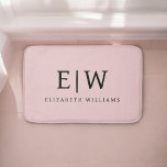 Blush Dusty Pink Modern Script Girl Monogram Name Badematte<br><div class="desc">Blush Pink - Dusty Pink einfache Script Monogram Name Bath Mats. Dies macht den perfekten Abschluss,  Geburtstag,  Hochzeit,  Brautparty,  Jubiläum,  Babydusche oder Junggeselinnen-Abschied Geschenk für jemanden,  die Lieben glamourösen Luxus und schicke Stile.</div>