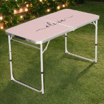 Blush Dusty Pink Modern Script Girl Monogram Name Beer Pong Tisch<br><div class="desc">Blush Dusty Pink einfache Script Monogram Name Beer Pong Table. Das macht den perfekten 16 Geburtstag,  Hochzeit,  Brautparty,  Jubiläum,  Babydusche oder Junggeselinnen-Abschied Geschenk für jemanden,  der Lieben glamourösen Luxus und schicke Stile.</div>