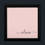 Blush Dusty Pink Modern Script Girl Monogram Name Erinnerungskiste<br><div class="desc">Blush Dusty Pink Simple Script Monogram Name Juwelry Keepake Box. Dies macht den perfekten Abschluss,  Geburtstag,  Hochzeit,  Brautparty,  Jubiläum,  Babydusche oder Junggeselinnen-Abschied Geschenk für jemanden,  die Lieben glamourösen Luxus und schicke Stile.</div>