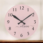 Blush Dusty Pink Modern Script Girl Monogram Name Große Wanduhr<br><div class="desc">Blush Dusty Pink einfache Script Monogram Name Clock. Das macht den perfekten 16 Geburtstag,  Hochzeit,  Brautparty,  Jubiläum,  Babydusche oder Junggeselinnen-Abschied Geschenk für jemanden,  der Lieben glamourösen Luxus und schicke Stile.</div>