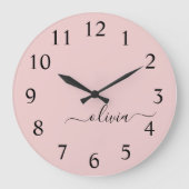 Blush Dusty Pink Modern Script Girl Monogram Name Große Wanduhr (Vorderseite)