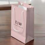 Blush Dusty Pink Modern Script Girl Monogram Name Kleine Geschenktüte<br><div class="desc">Blush Dusty Pink Einfache Script Monogram Name Geschenktasche. Das macht den perfekten 16 Geburtstag,  Hochzeit,  Brautparty,  Jubiläum,  Babydusche oder Junggeselinnen-Abschied Geschenktasche für jemanden,  der Lieben glamourösen Luxus und schicke Stile.</div>
