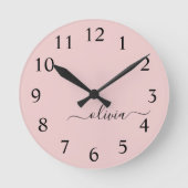 Blush Dusty Pink Modern Script Girl Monogram Name Runde Wanduhr (Vorderseite)