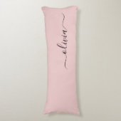 Blush Dusty Pink Modern Script Girl Monogram Name Seitenschläferkissen (Vorderseite Vertikal)