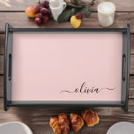 Blush Dusty Pink Modern Script Girl Monogram Name Serviertablett<br><div class="desc">Blush Dusty Pink Simple Script Monogram Name Place Serviertablett. Dies macht den perfekten Abschluss,  Geburtstag,  Hochzeit,  Brautparty,  Jubiläum,  Babydusche oder Junggeselinnen-Abschied Geschenk für jemanden,  die Lieben glamourösen Luxus und schicke Stile.</div>