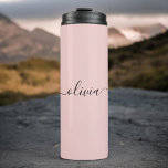 Blush Dusty Pink Modern Script Girl Monogram Name Thermosbecher<br><div class="desc">Blush Dusty Pink einfache Skript Monogram Name Trink Tumbler. Das macht den perfekten 16 Geburtstag,  Hochzeit,  Brautparty,  Jubiläum,  Babydusche oder Junggeselinnen-Abschied Geschenk für jemanden,  der Lieben glamourösen Luxus und schicke Stile.</div>