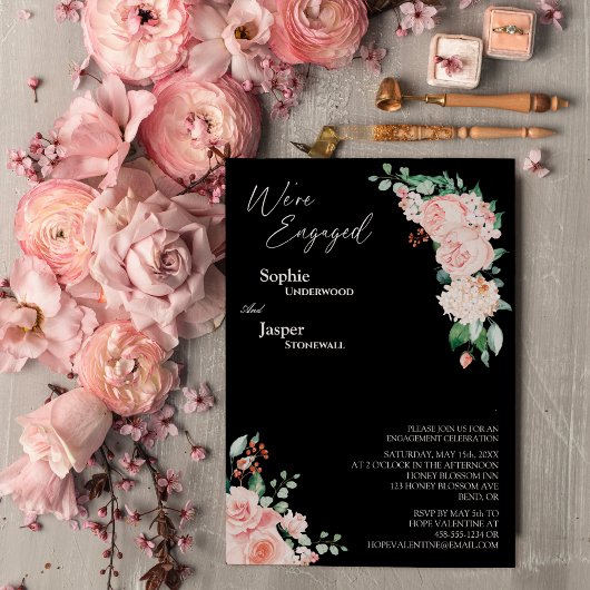 Blush Floral Black Wir sind Verlobt Einladung