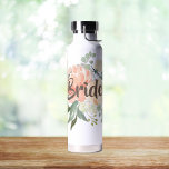 Blush Floral Bride Trinkflasche<br><div class="desc">Mehrere Farben sind verfügbar. Personalisieren Sie Ihre Daten mit Ihrem Namen oder Titel.</div>