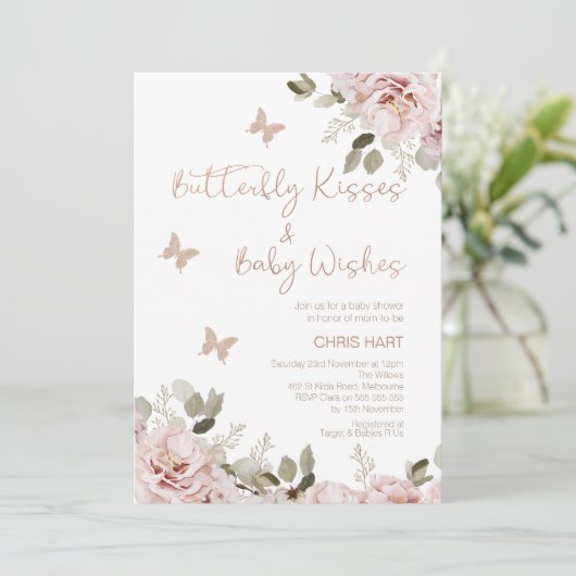 Blush Floral Butterfly Kisses Baby Dusche Einladung (Stehend Vorderseite)