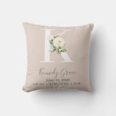 Blush Floral Letter K Monogram Baby Birth Stats Kissen (Vorderseite)