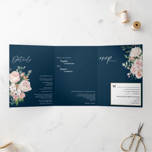 Blush Floral Navy Tri-Fold Hochzeit Einladung (Innenseite)