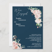 Blush Floral Navy Wir sind Verlobt Einladung (Vorderseite)
