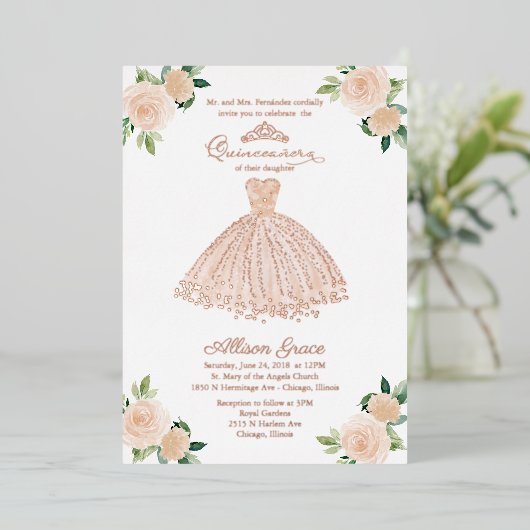 Blush Floral Quinceanera Folieneinladung (Stehend vorne)